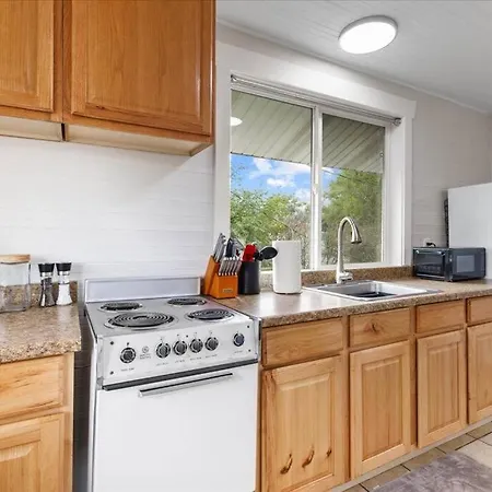 Unit 7: Updated Downtown 1 Bedroom!